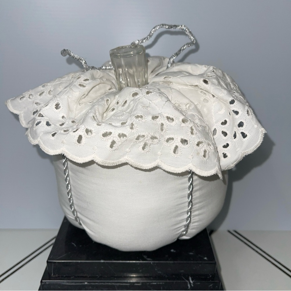 Vintage Style White Fabric Pumpkin Eyelet Lace Rhinestone Brooch Decor White - Picture 3 of 9